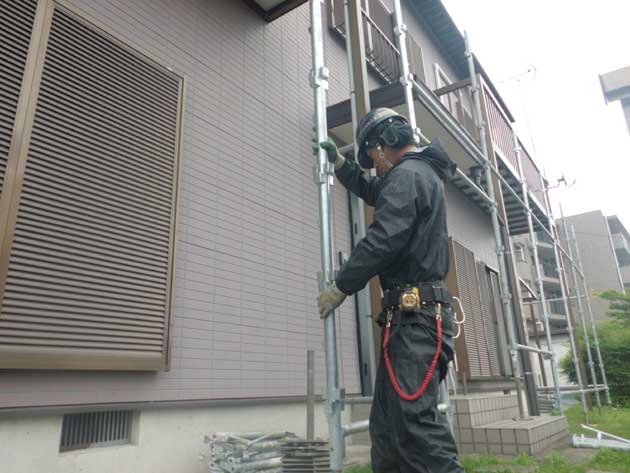 雨が軽く降る中での足場組み建て