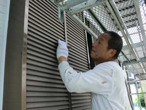 ガラリ系の雨戸や戸袋は、外住宅塗装の中でも、もっとも手間がかかるものかも知れまません